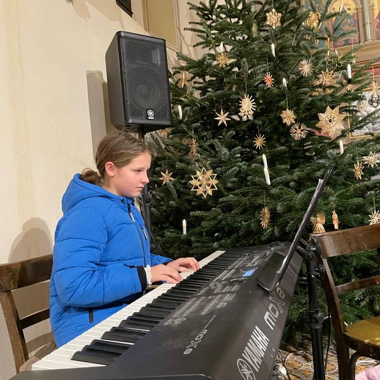 Bild enthält, Music, Musical Instrument, Musician, Performer, Person, Keyboard, Piano, Playing Keyboards, Face, Head