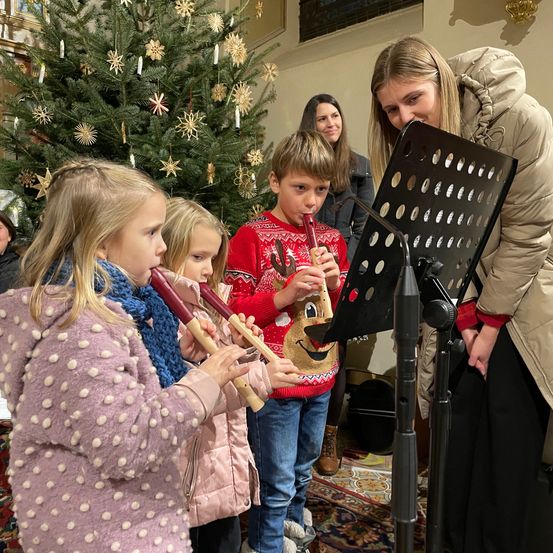 Bild enthält, Adult, Female, Person, Woman, Child, Girl, Coat, Jeans, Face, Jacket