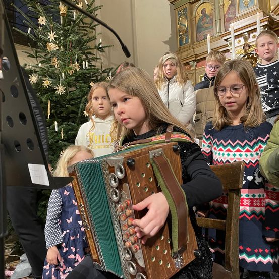 Bild enthält, Person, Child, Female, Girl, Adult, Woman, Face, Head, People, Musical Instrument