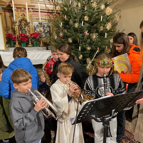 Bild enthält, Adult, Female, Person, Woman, Boy, Child, Male, Man, Face, Festival