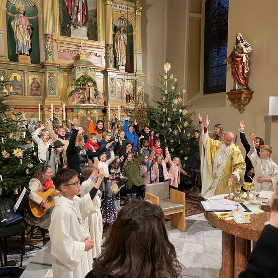Bild enthält, Adult, Female, Person, Woman, Face, Head, Christmas Decorations, Festival, Architecture, Building