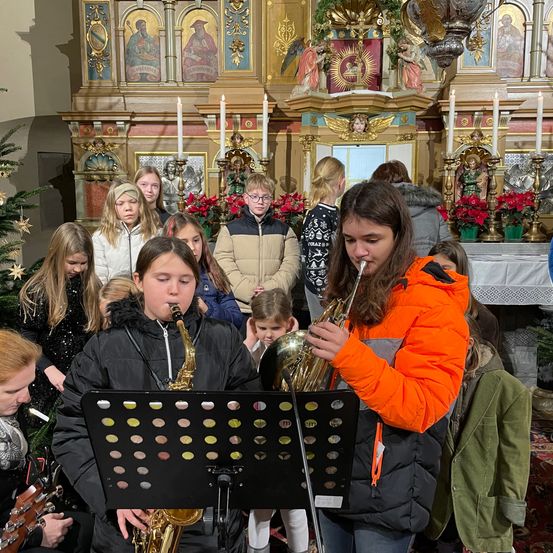 Bild enthält, Adult, Female, Person, Woman, Jacket, Male, Man, Child, Girl, Group Performance