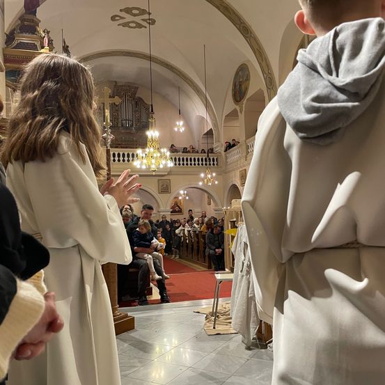 Bild enthält, Adult, Female, Person, Woman, Prayer, Face, Head