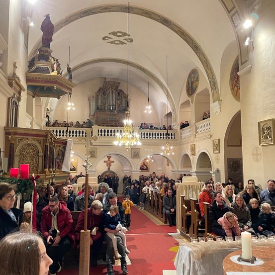 Bild enthält, Indoors, Building, Person, Fun, Hall, Face, Head, Banquet, Prayer, Chapel