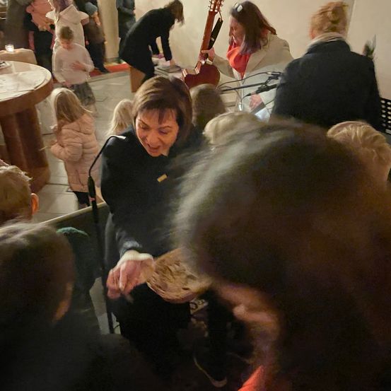 Bild enthält, Adult, Female, Person, Woman, People, Indoors, Restaurant, Face, Boy, Child