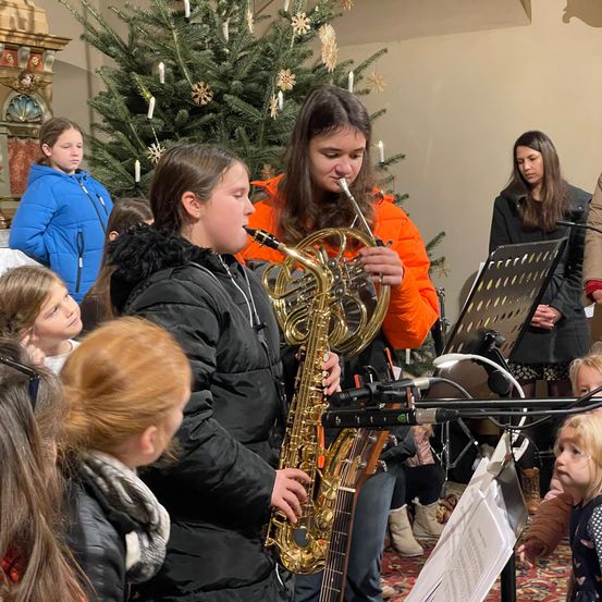 Bild enthält, Adult, Female, Person, Woman, Group Performance, Music Band, Musical Instrument, Child, Girl, Face