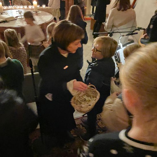 Bild enthält, Adult, Female, Person, Woman, Child, Girl, Male, Man, Boy, People