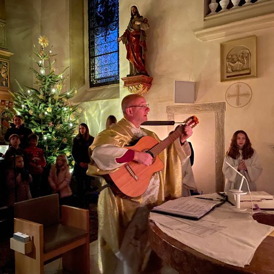Bild enthält, Adult, Female, Person, Woman, Guitar, Male, Man, Altar, Chair, Face