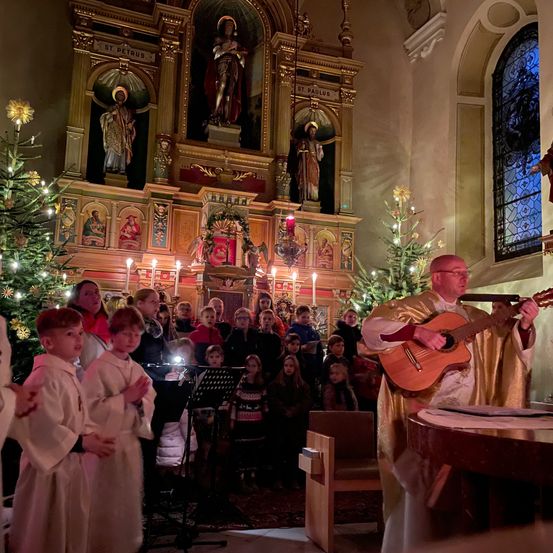 Bild enthält, Altar, Building, Adult, Female, Person, Woman, Male, Man, Guitar, Face