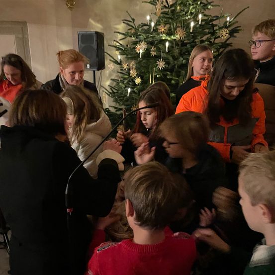 Bild enthält, Adult, Female, Person, Woman, Boy, Child, Male, People, Face, Head