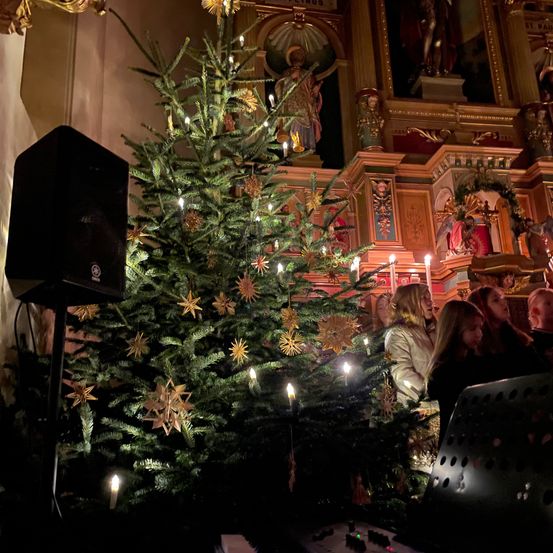 Bild enthält, Fir, Tree, Lighting, Person, Adult, Female, Woman, Face, Building, Candle
