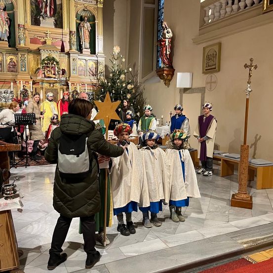 Bild enthält, Adult, Female, Person, Woman, Festival, Christmas, Christmas Decorations, Clothing, Coat