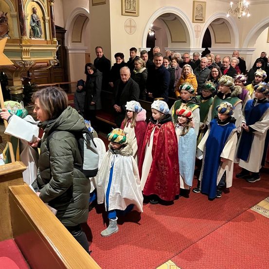 Bild enthält, Prayer, Adult, Female, Person, Woman, Clothing, Coat, Indoors, Chapel, Church