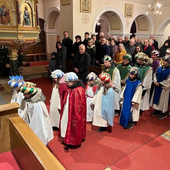Bild enthält, Adult, Female, Person, Woman, Prayer, Indoors, Chapel, Church, Face, Head