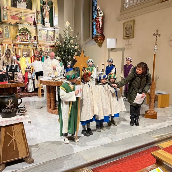 Bild enthält, Person, Festival, Christmas, Christmas Decorations, Adult, Female, Woman