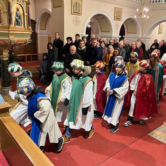 Bild enthält, Adult, Female, Person, Woman, Prayer, Child, Girl, Indoors, Glove, Priest