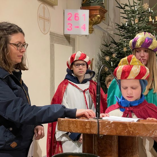 Bild enthält, Adult, Female, Person, Woman, Coat, Jacket, People, Face, Head, Glasses