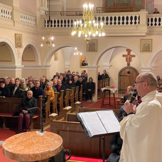 Bild enthält, Indoors, Adult, Male, Man, Person, Architecture, Building, Prayer, Face, Head