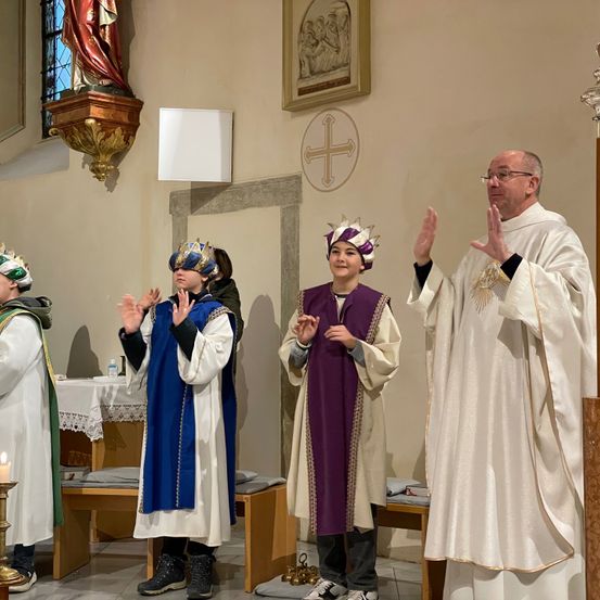 Bild enthält, Adult, Male, Man, Person, Female, Woman, Priest, Coat, Bishop, Face