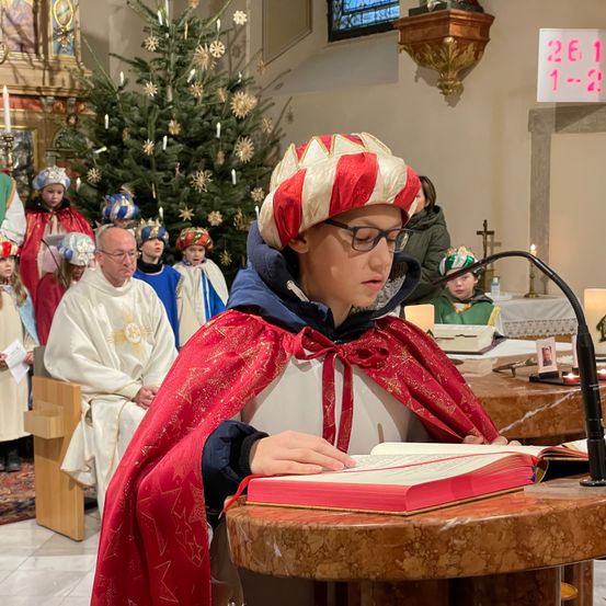 Bild enthält, Person, Priest, Adult, Female, Woman, Face, Head, Accessories, Glasses, Candle
