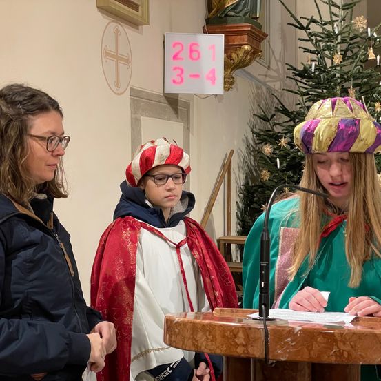 Bild enthält, Adult, Female, Person, Woman, Jacket, Priest, Face, Head, People, Glasses