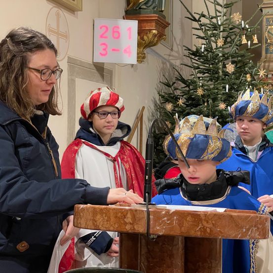 Bild enthält, Adult, Female, Person, Woman, Priest, Coat, Jacket, Face, Head, Glasses