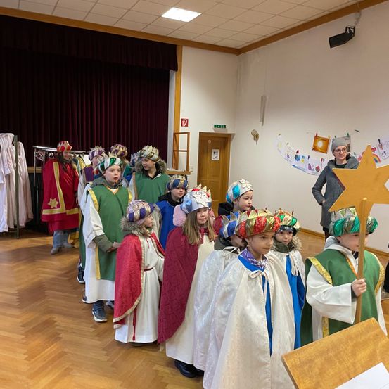 Bild enthält, Coat, People, Person, Child, Female, Girl, Adult, Bride, Woman, Face