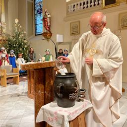 Bild enthält, Person, Priest, Adult, Male, Man, Altar, Church, Prayer, Face, Head