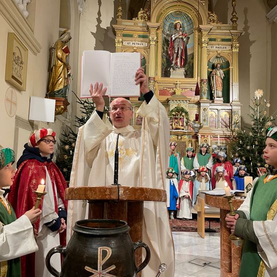 Bild enthält, Person, Priest, Adult, Female, Woman, Bishop, Face, Head