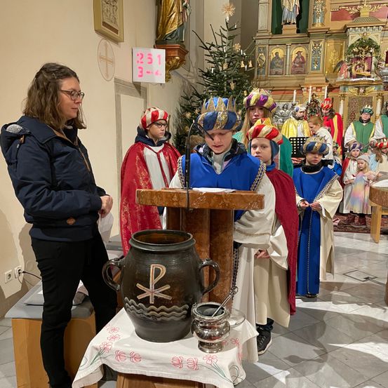 Bild enthält, Adult, Female, Person, Woman, Male, Man, Jacket, Cookware, Pot, Face