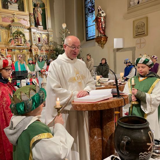Bild enthält, Person, Priest, Adult, Male, Man, Bishop, Face, Clothing, Coat, Altar