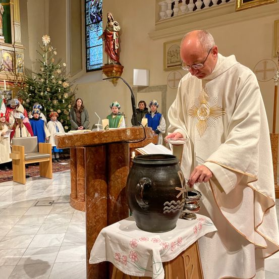 Bild enthält, Person, Priest, Adult, Male, Man, Face, Head
