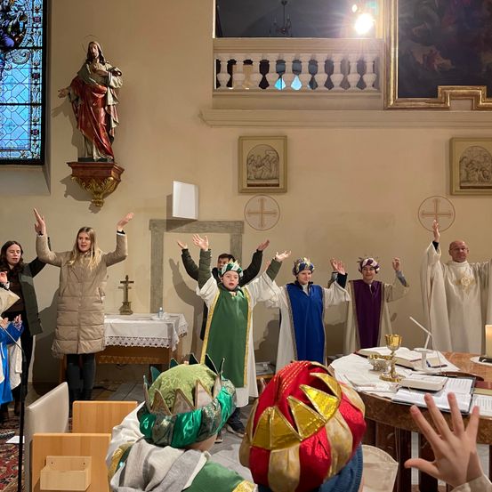 Bild enthält, Adult, Female, Person, Woman, Bride, Priest, Altar, Prayer, Candle, Face