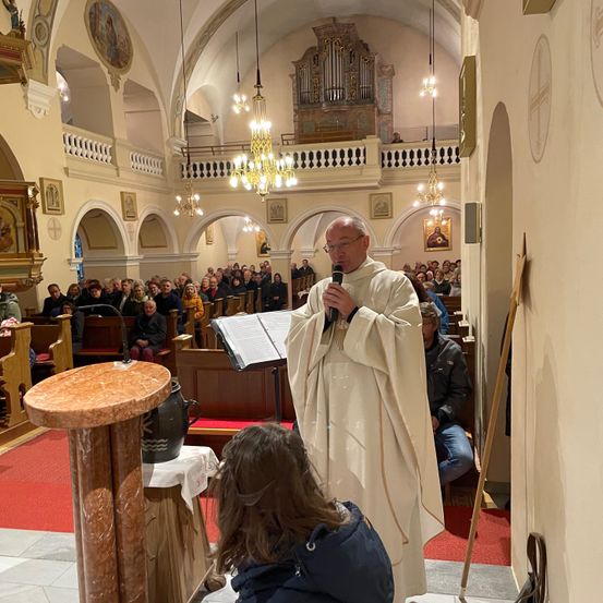 Bild enthält, Architecture, Building, Person, Prayer, Indoors, Face, Head, Chapel, Church