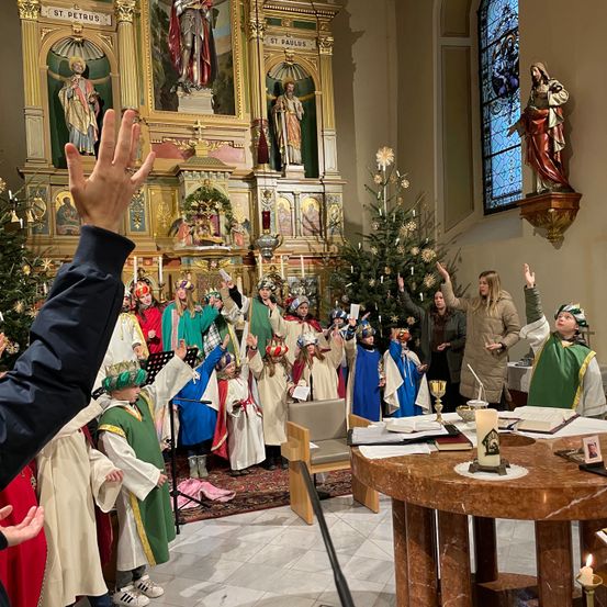 Bild enthält, Adult, Female, Person, Woman, Candle, Face, Head