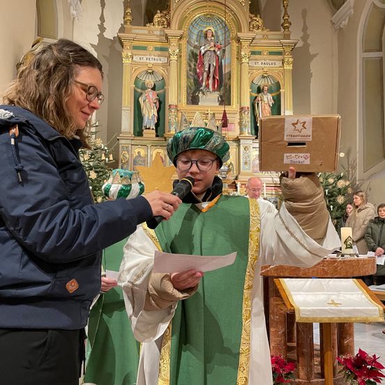 Bild enthält, Box, Clothing, Coat, Jacket, Adult, Female, Person, Woman, Priest, Face