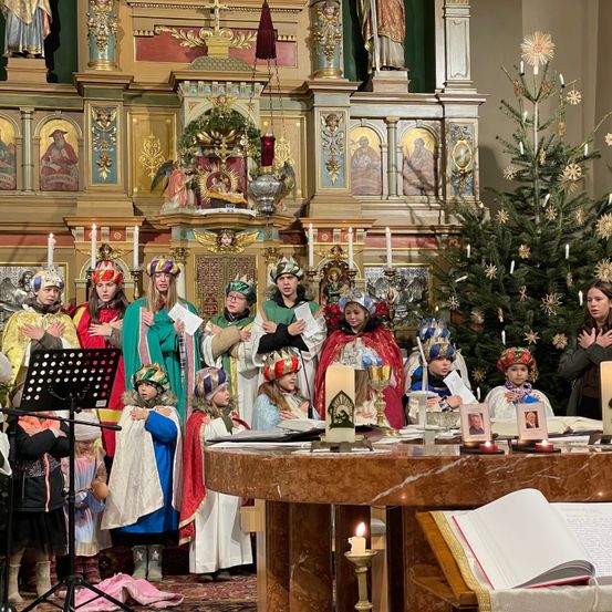 Bild enthält, Adult, Female, Person, Woman, Male, Man, Candle, Face, Christmas Decorations, Festival