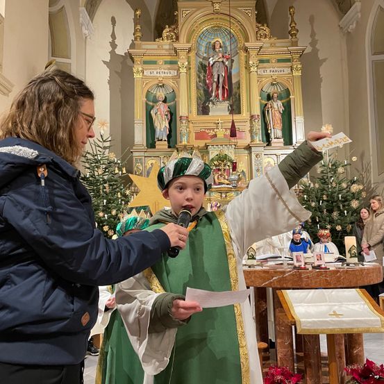 Bild enthält, Adult, Female, Person, Woman, Bride, Clothing, Coat, Jacket, Face, Head