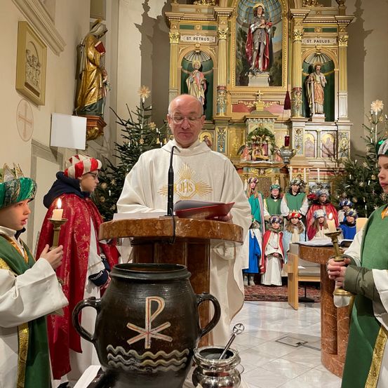 Bild enthält, Person, Priest, Adult, Male, Man, Face, Head, Bishop
