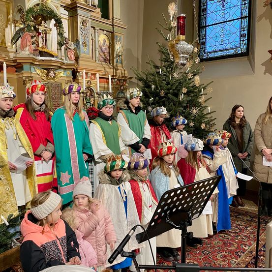 Bild enthält, Adult, Female, Person, Woman, Bride, Child, Girl, Coat, Face, Festival