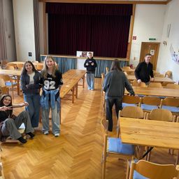 Bild enthält, Adult, Female, Person, Woman, People, Wood, Indoors, Girl, Teen, Building