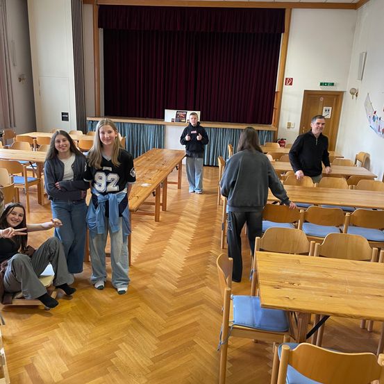 Bild enthält, Adult, Female, Person, Woman, People, Wood, Indoors, Girl, Teen, Building