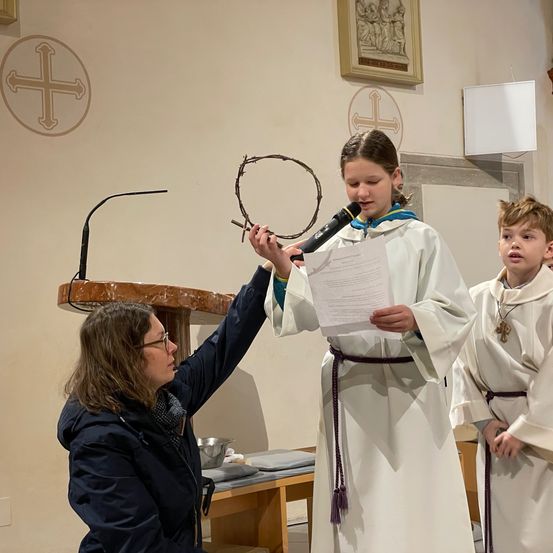 Bild enthält, Adult, Female, Person, Woman, Priest, Face, Head