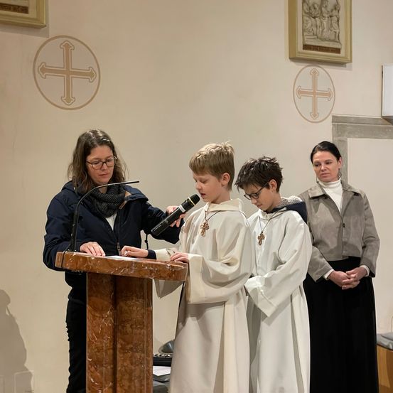 Bild enthält, Adult, Female, Person, Woman, Crowd, Audience, Clothing, Coat, Speech, Face