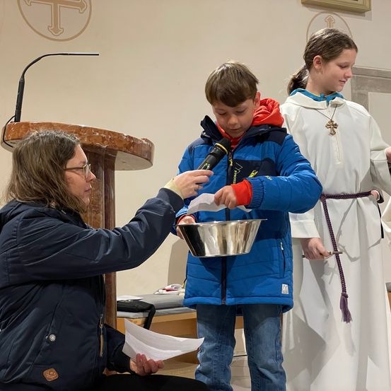 Bild enthält, Adult, Female, Person, Woman, Boy, Child, Male, Jeans, Face, Jacket