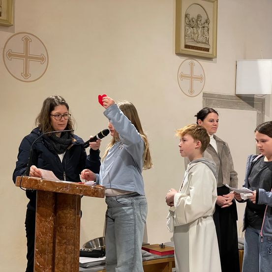Bild enthält, Crowd, Person, Adult, Female, Woman, Audience, Speech, Coat, Jeans, Face
