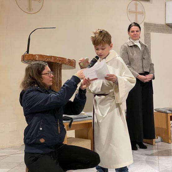 Bild enthält, Adult, Female, Person, Woman, Clothing, Coat, Face, Head, Hairdresser