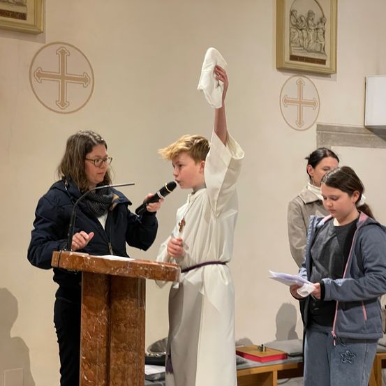 Bild enthält, Crowd, Person, Adult, Female, Woman, Audience, Male, Man, Speech, Jacket