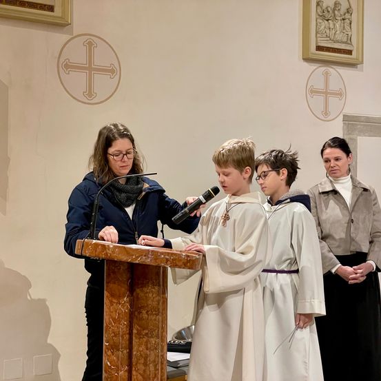 Bild enthält, Adult, Female, Person, Woman, Crowd, Male, Man, Coat, Audience, Speech