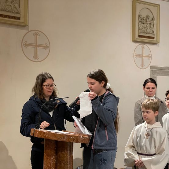 Bild enthält, Crowd, Person, Adult, Female, Woman, Audience, Boy, Male, Teen, Speech